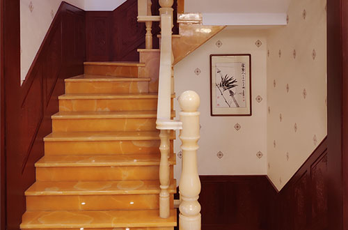 南溪中式别墅室内汉白玉石楼梯的定制安装装饰效果